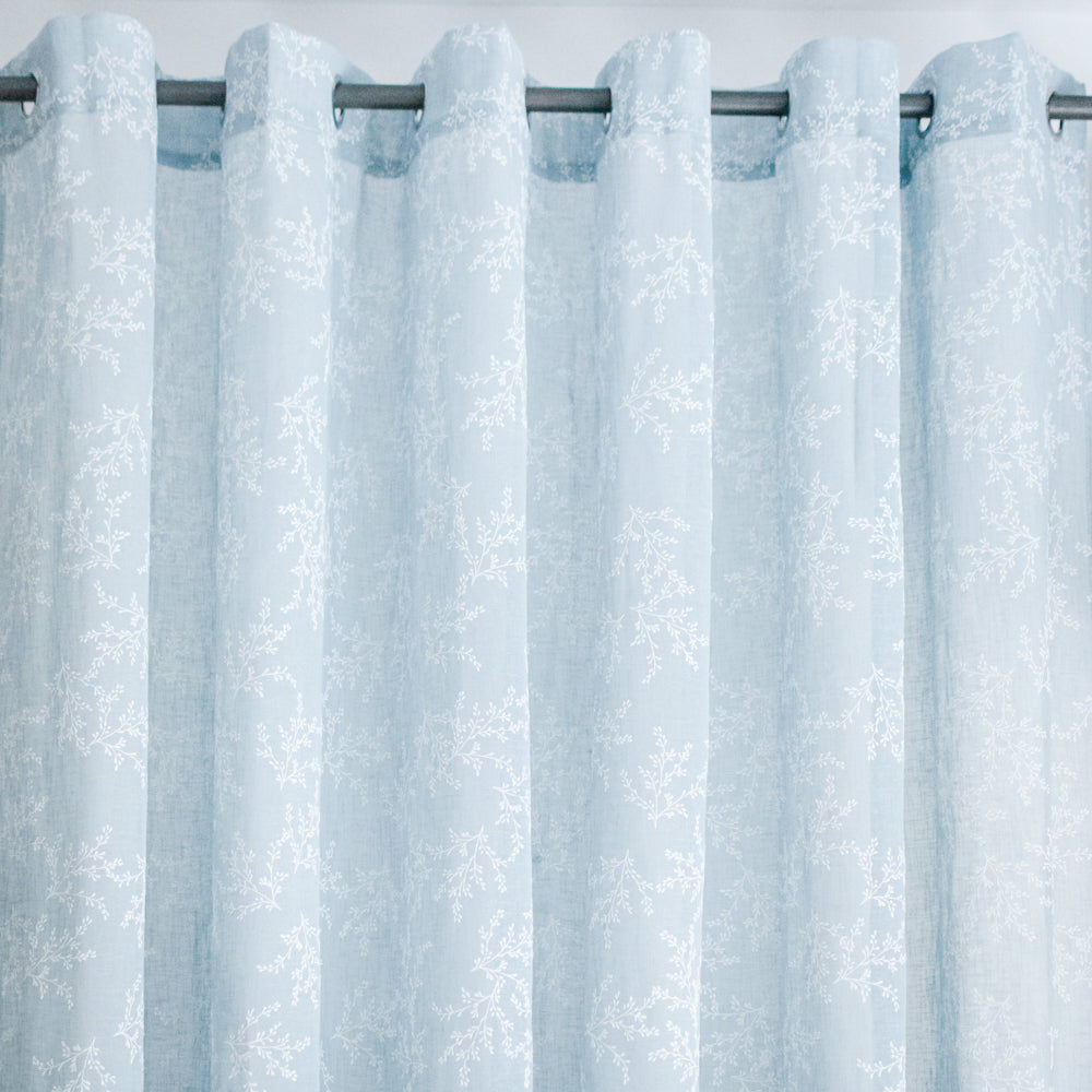 Κουρτίνα Λινή Ημιδιάφανη Ανοιχτό Γαλάζιο Με Λευκά Άνθη Με Κρίκο Υ270xΦ280cm A710-13