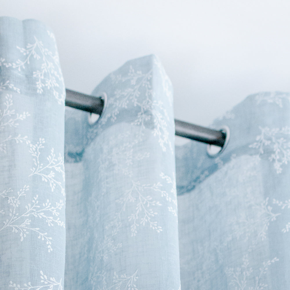 Κουρτίνα Λινή Ημιδιάφανη Ανοιχτό Γαλάζιο Με Λευκά Άνθη Με Κρίκο Υ270xΦ280cm A710-13